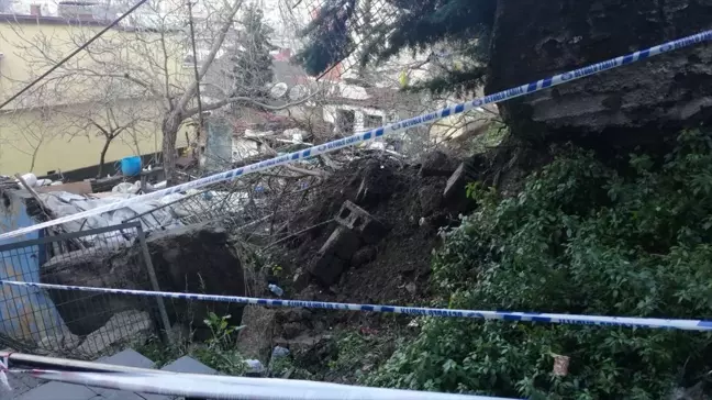 Beyoğlu'nda İstinat Duvarı Yıkıldı, Binalar Tahliye Edildi