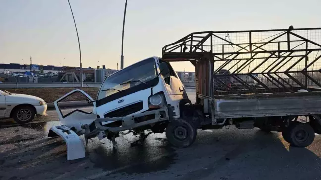 Kayseri'de Polis Aracı ile Kamyonet Çarpıştı: 1 Polis Ağır Yaralı