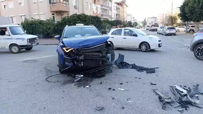 Manavgat'ta Trafik Kazası: İki Araç Çarpıştı, Bir Sürücü Hastaneye Kaldırıldı