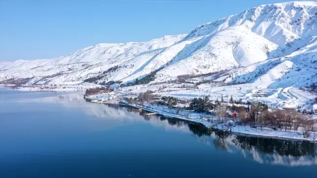 Hazar Gölü, Karla Kaplı Manzarası ile Göz Dolduruyor