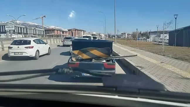 Kahramanmaraş'ta Trafikte İlginç Görüntü: Otomobilin Bagajında Karayolu Levhası