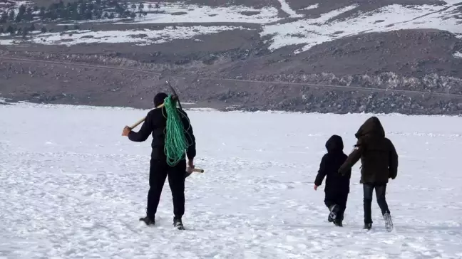 Çıldır Gölü'nde 'Eskimo Usulü' Balıkçılık