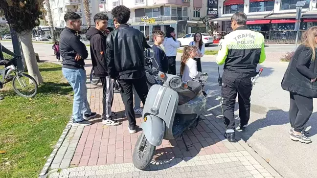 Antalya'da Elektrikli Bisiklet Sürücüsü Otomobille Çarpıştı