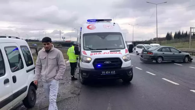 Tekirdağ'da Minibüsle Çarpışan Otomobilin Sürücüsü Yaralandı