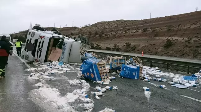 Kırıkkale'de Un Yüklü Tır Devrildi, Sürücü Yaralandı