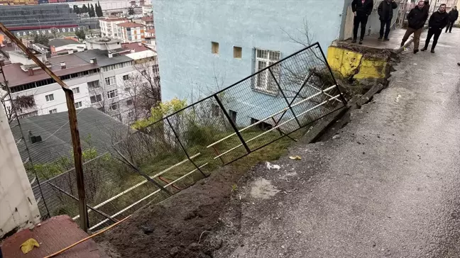 Samsun'da Toprak Kayması Sonucu Yol Çöktü