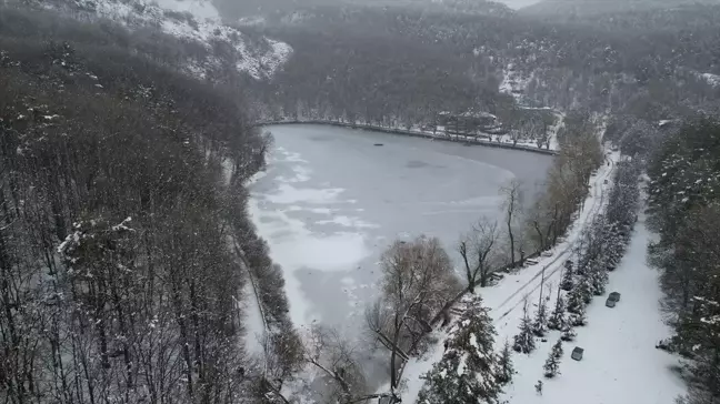 Karagöl Tabiat Parkı'nda Kar Yağışı Etkili Oldu