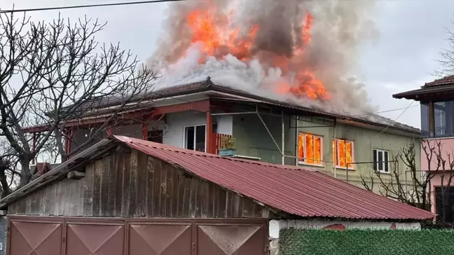 Sakarya'da İki Katlı Evde Yangın Çıktı