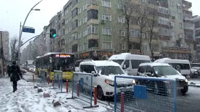 İstanbul Sultangazi'de Kar Yağışı Trafiği Felç Etti