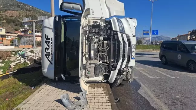 Söke'de Tır Devrildi, Sürücü Hastaneye Kaldırıldı