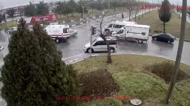 Kütahya'da Ambulans ve Otomobil Çarpıştı: 4 Yaralı