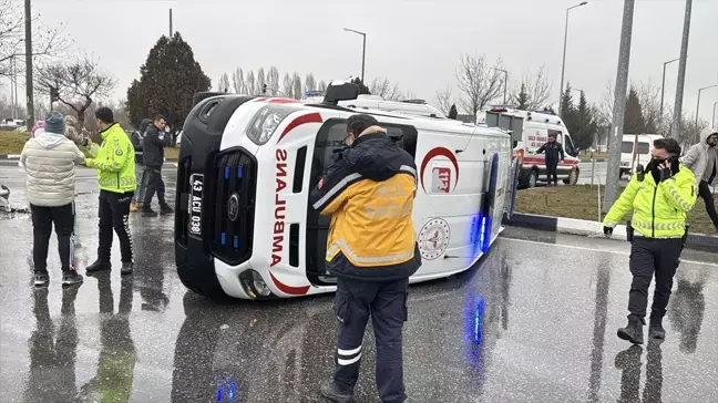 Kütahya'da Ambulansa Çarpan Otomobil Kazası Kamera Kayıtlarında