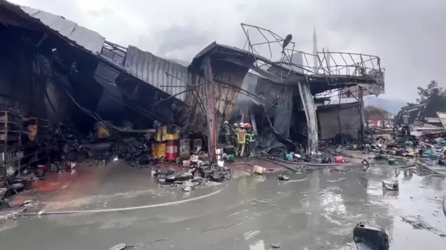 Bursa'da Sanayi Sitesinde Yangın: 3 Dükkan Küle Döndü