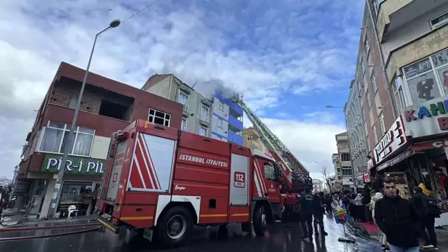 Arnavutköy'de 4 Katlı Binanın Çatısında Yangın Çıktı