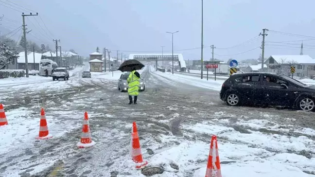 Düzce'de Yoğun Kar Yağışı Nedeniyle Bolu Dağı Trafiğe Kapandı