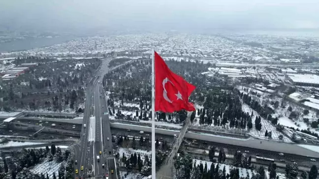 Karla bütünleşen Edirnekapı Şehitliği'ndeki dev Türk bayrağı havadan görüntülendi