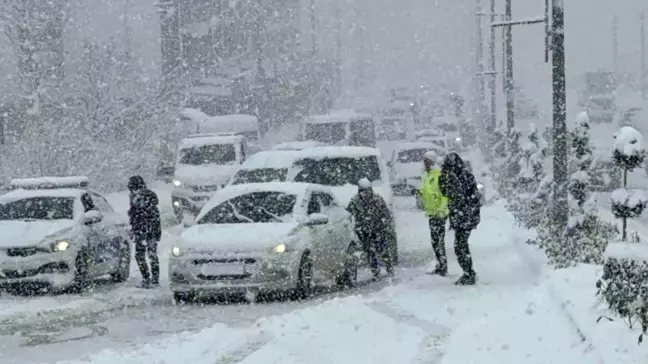 Düzce'de Yoğun Kar Yağışı Trafiği Felç Etti