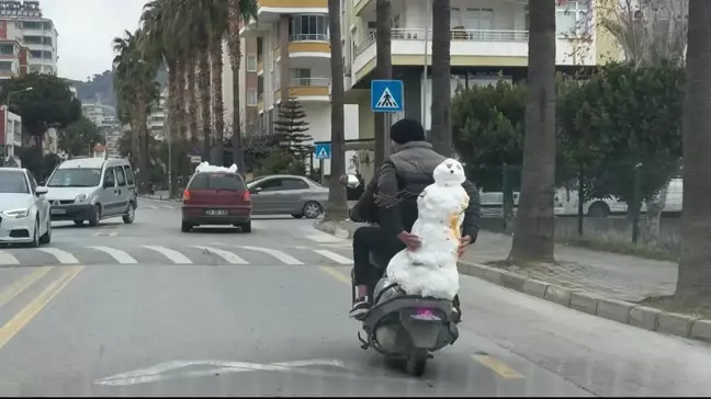 Mersin'de İki Arkadaş Motosikletle Kardan Adam Taşıdı