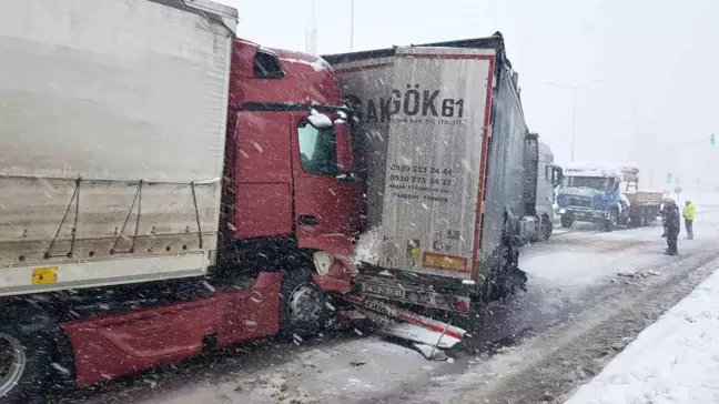 Samsun'da Zincirleme Trafik Kazası: 4 Tır ve 1 Minibüs Karıştı