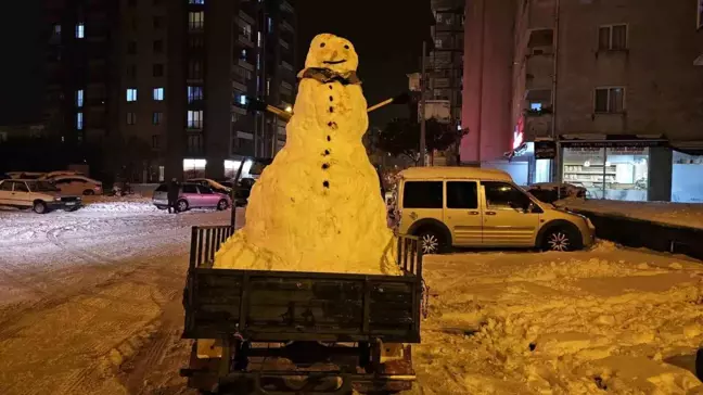 Artvin'de Gençlerden Eğlenceli Kardan Adam İle Traktör Turu