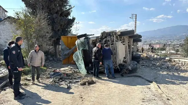 Hatay'da Hafriyat Kamyonu Devrildi, Sürücü Yaralandı