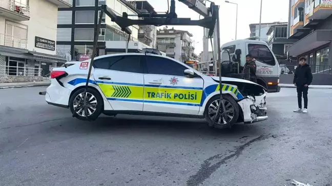 Denizli'de Polis Aracı ile Otomobil Çarpıştı: 4 Yaralı