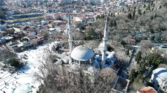 Ramazan Ayı'nda Eyüp Sultan Camii'nde Mahya Asıldı