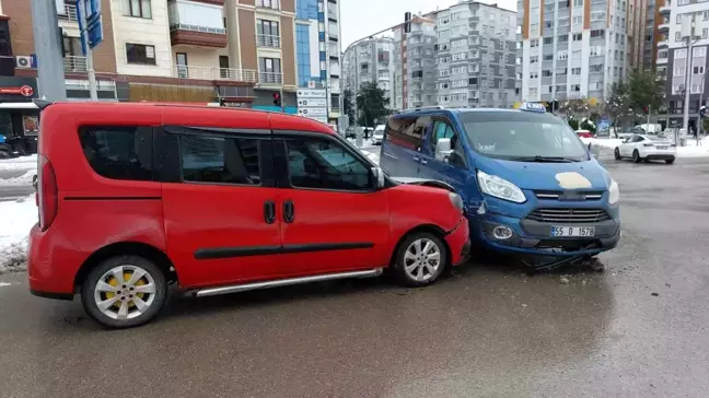 Samsun'da Dolmuş Çarpıştı: 1 Yaralı