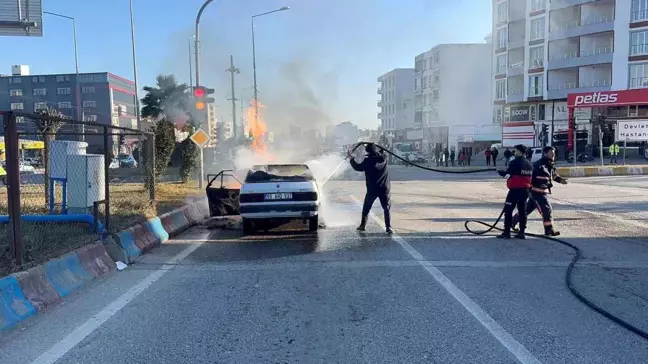 Adıyaman'da Seyir Halindeki Otomobil Yandı