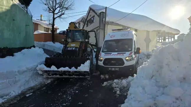 Rize'de Hamile Kadın İçin Ambulansın Yolunu İl Özel İdare Ekipleri Açtı