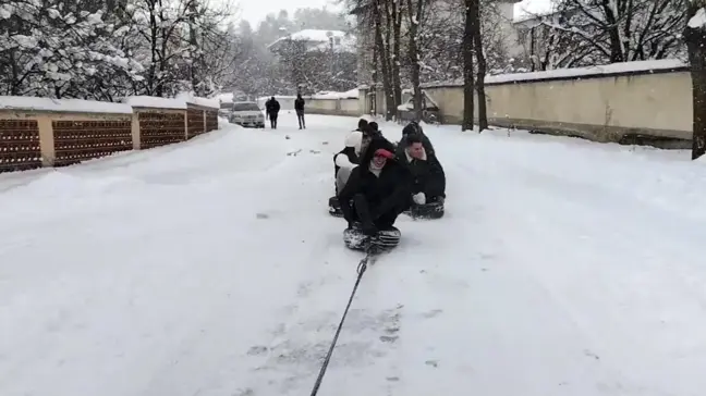 Kastamonu'da Gençler Kar Eğlencesiyle Doyasıya Eğleniyor