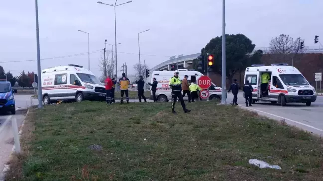 Edirne'de Ambulans ile Otomobil Çarpıştı: 2 Yaralı