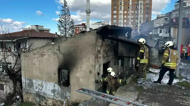 Gaziosmanpaşa'da Boş Gecekondu Yangını, Mahalle Sakinleri Kundaklama İddiasında Bulundu