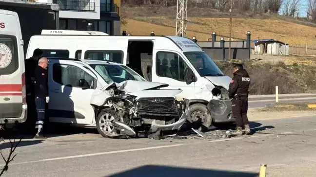 Kastamonu'da Hafif Ticari Araç ile Minibüs Çarpıştı: 4 Yaralı