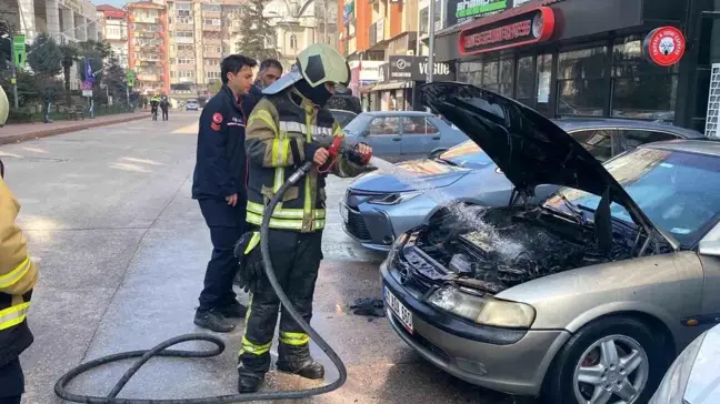 Kocaeli'de Park Halindeki Otomobilde Yangın