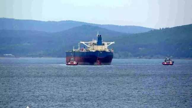 Mısırlı Tanker Çanakkale Boğazı'ndan Yedeklenerek Geçti