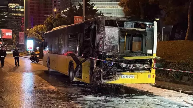 Şişli'de Özel Halk Otobüsü Seyir Halindeyken Alev Aldı