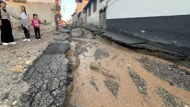 Kahramanmaraş'ta Su Borusu Patladı, İş Yerleri ve Araçlar Zarar Gördü