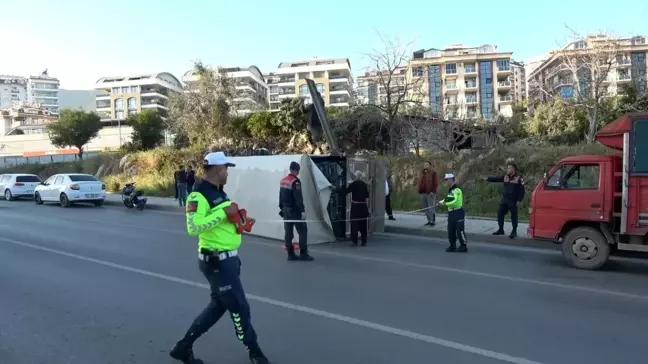 Alanya'da Muz Yüklü Kamyonet Devrildi, Sürücü Yaralandı