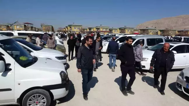 Van'da İkinci El Oto Pazarı Yoğun Geçti