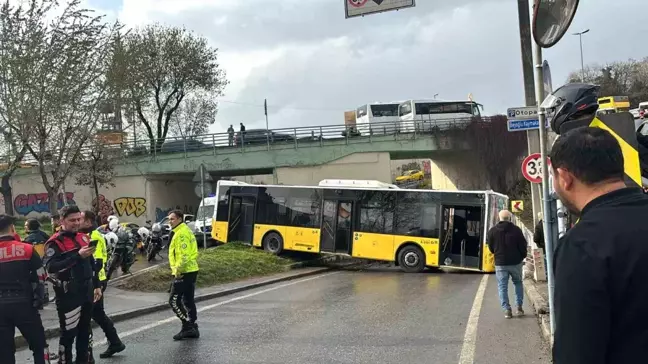 Beyoğlu'nda Yağmurlu Havada İETT Otobüsü Kaza Yaptı