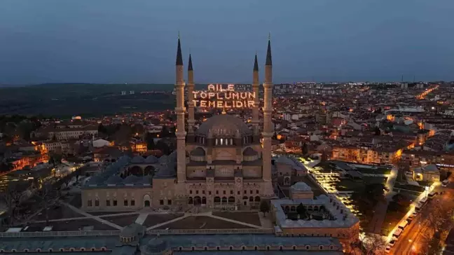 Edirne'de Selimiye Camii'nde Yeni Mahya: 'Aile Toplumun Temelidir'