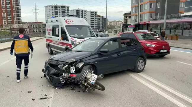 Edirne'de Motosiklet Otomobile Saplandı, Sürücü Yaralandı