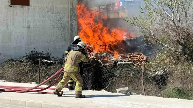 Çanakkale'de Küçük Sanayi Sitesi'nde Yangın Kontrol Altına Alındı