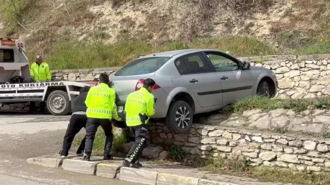 Duvarda Asılı Kalan Otomobili Polis Kurtardı