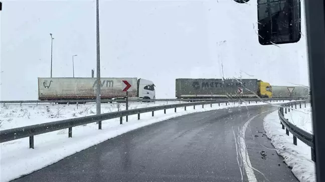 Kayseri'de Kar Yağışı Nedeniyle Malatya Yolu Trafiğe Kapandı