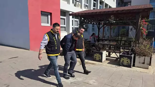 Adana'da Hırsızlık Anı Güvenlik Kamerasına Yansıdı