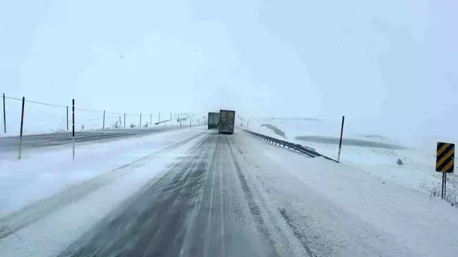 Kayseri-Gürün Karayolu Kar Yağışı Nedeniyle Ulaşıma Kapandı