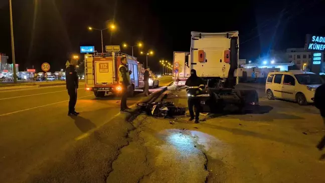 Mardin'de Motosiklet Tıra Çarptı: 2 Yaralı