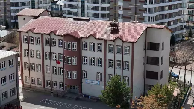 Sivas'ın 'Leylekli okulu' misafirlerine kavuştu